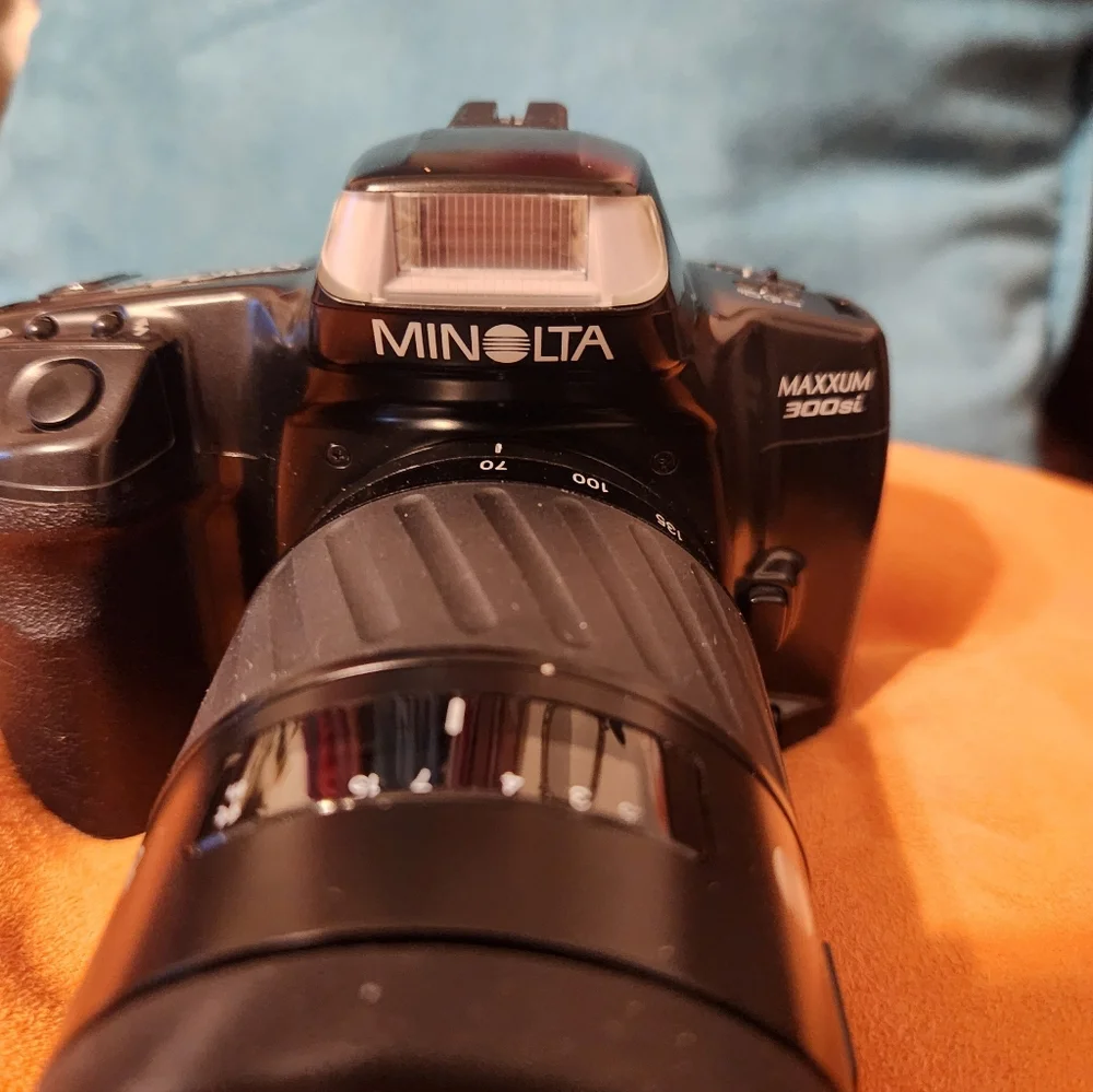Minolta MAXXUM 300SI WITH TWO LENS